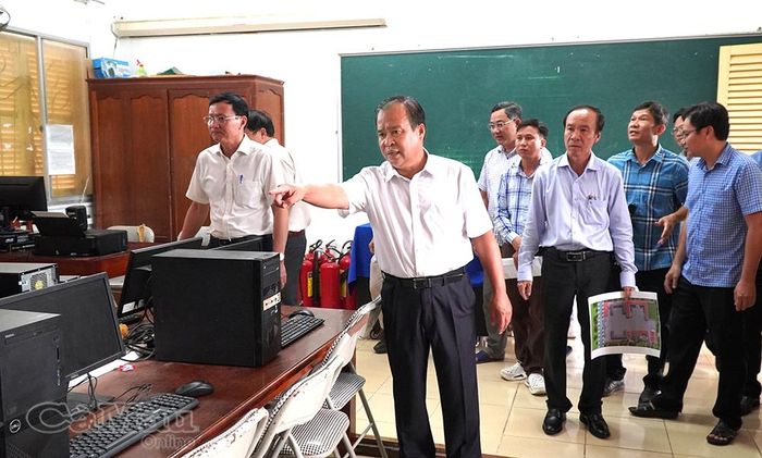 Phó Chủ tịch UBND tỉnh Nguyễn Minh Luân kiểm tra cơ sở vật chất tại Trường Phổ thông Cà Mau – Ninh Bình.
