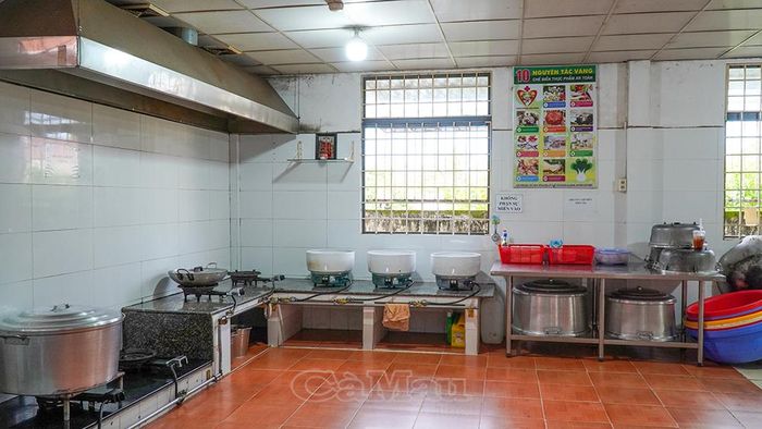 Khu vực bếp ăn bán trú của Trường Phổ thông Cà Mau – Ninh Bình cần được đầu tư, nâng cấp nhằm đáp ứng tốt hơn nhu cầu phục vụ học sinh.