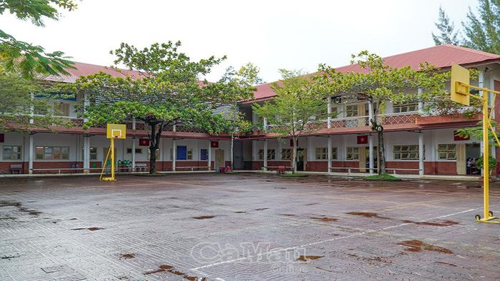Khuôn viên Trường Phổ thông Cà Mau – Ninh Bình với hệ thống phòng học, sân thể thao phục vụ hoạt động dạy và học; một số hạng mục cần được nâng cấp, cải tạo để đáp ứng yêu cầu phát triển của nhà trường.