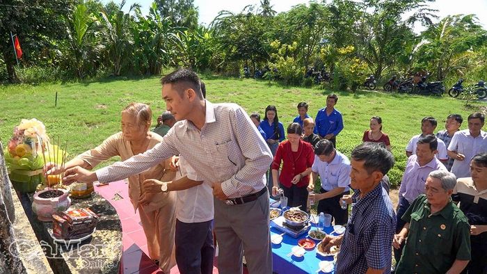 Người dân chuẩn bị mâm cơm, lễ vật thành kính dâng lên những người đã khuất tại Bia Căm thù Dớn Hàng Gòn.