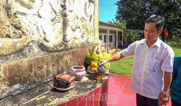 Đồng chí Nguyễn Việt Xô, Bí thư Chi bộ, Trưởng Ấp 11, cùng người dân tổ chức cúng cơm tập thể tại Bia Căm thù Dớn Hàng Gòn, tưởng nhớ các nạn nhân thiệt mạng trong trận bom năm 1969.
