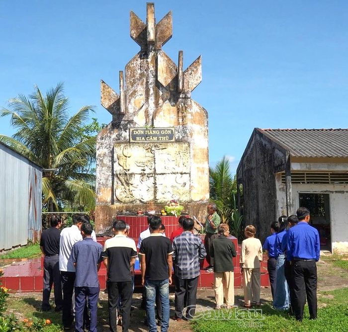 Cán bộ và người dân địa phương tham dự đám giỗ tập thể tại Bia Căm thù Dớn Hàng Gòn, hoạt động góp phần gìn giữ ký ức lịch sử và giáo dục thế hệ trẻ hôm nay biết trân trọng các giá trị của độc lập, hoà bình.