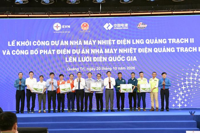 Đại diện lãnh đạo tỉnh Quảng Trị, Tổng liên đoàn Lao động Việt Nam, Tập đoàn Điện lực Việt Nam tặng quà người lao động trên công trường. 