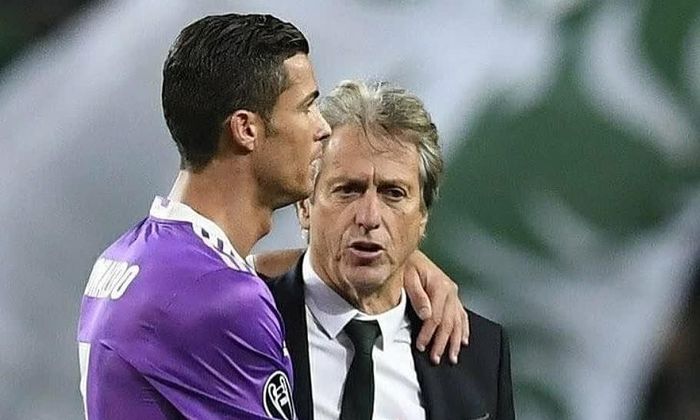 Cristiano Ronaldo và HLV Jesus.