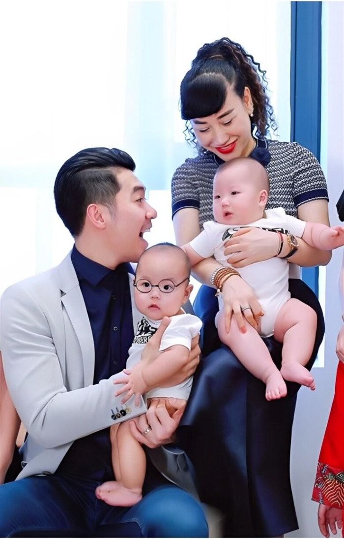 Trương Nam Thành cùng vợ và 2 con.