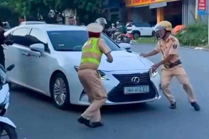 Nữ tài xế lên xe bỏ chạy khi lực lượng chức năng đang kiểm tra.
