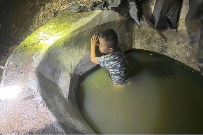 Cháu bé may mắn được tìm thấy sau 14 giờ.