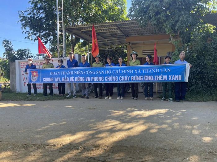 Hoạt động phối hợp với Đoàn Thanh niên xã tổ chức tuyên truyền lưu động về phòng cháy, chữa cháy rừng tại địa phương.
