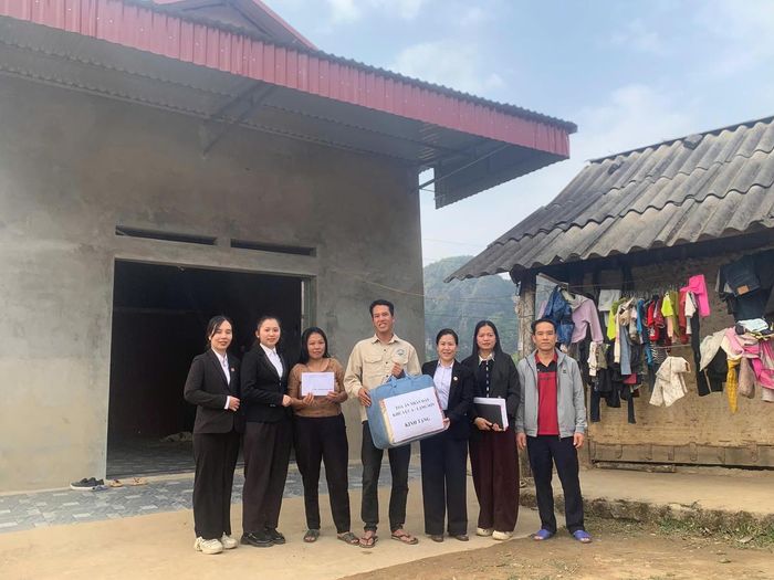 Hộ gia đình ông Chu Văn Nhàn, thôn Hồng Gạo, xã Yên Bình, Lạng Sơn bên ngôi nhà mới