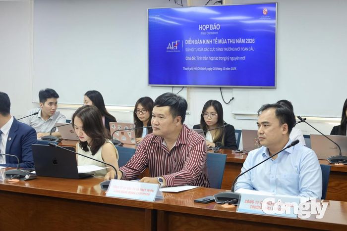 Các đại biểu tham dự buổi họp báo.