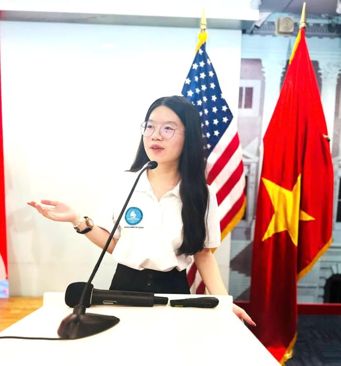 Nguyệt Minh phát biểu trong buổi tư vấn du học sinh sau đại học cùng chuyên viên Tổng Lãnh sự quán Hoa Kỳ tại TP. HCM