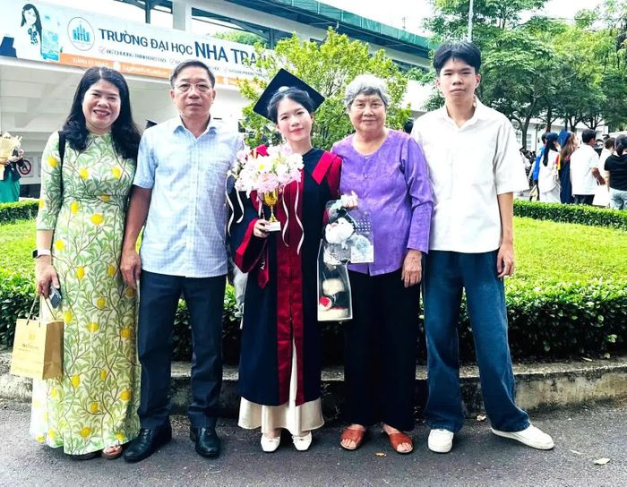 Cả nhà 3 thế hệ hạnh phúc cùng thủ khoa Nguyệt Minh