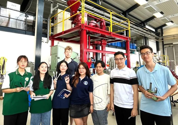 Tại phòng thực hành của trường đại học Ostfalia, Đức- dự án REVFIN, em là người ghi chép lại bài giảng tiếng Anh của các thầy để soạn cho các bạn trao đổi