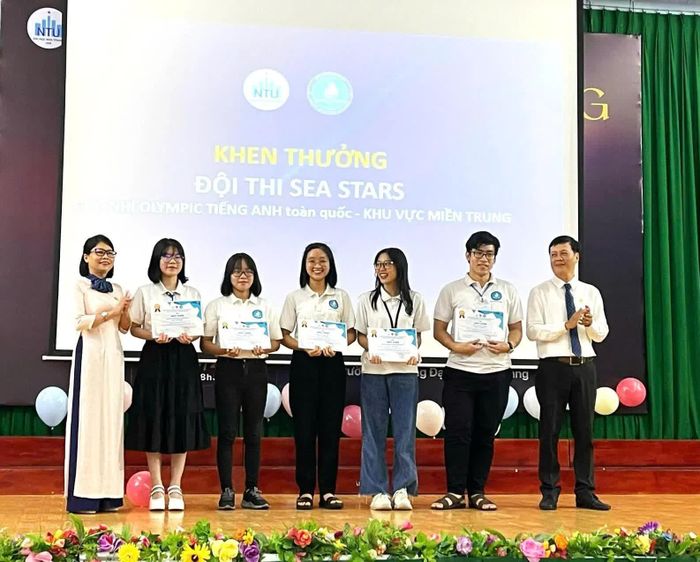 Nguyệt Minh đứng thứ 2 từ trái sang.