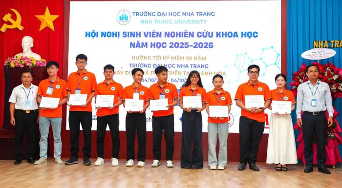 Nguyệt Minh đứng thứ 2 từ phải sang.