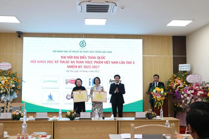 Liên hiệp các Hội Khoa học Kỹ thuật An toàn Thực phẩm Việt Nam tặng bằng khen cho các cá nhân.