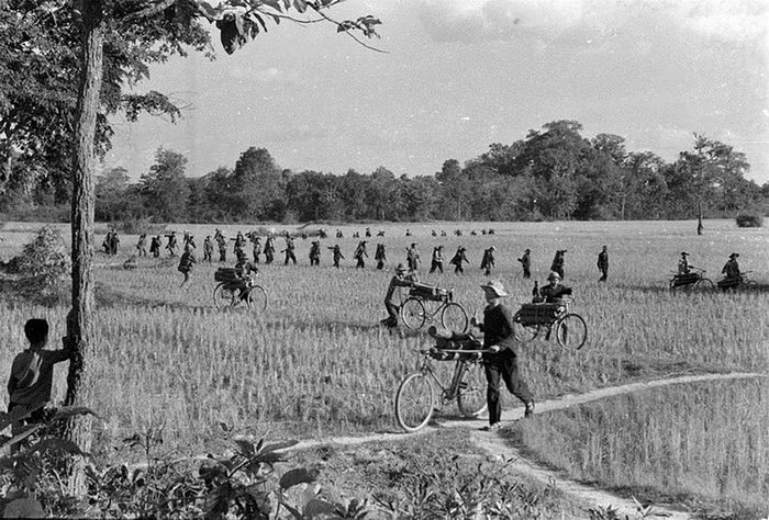 Đồng bào huyện Châu Thành, Tây Ninh tải đạn và lương thực ra tiền tuyến (1968). Ảnh: Tư liệu TTXVN