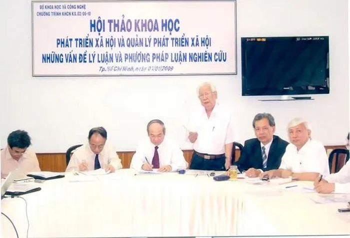 Đồng chí Trần Trọng Tân phát biểu tại một hội thảo khoa học