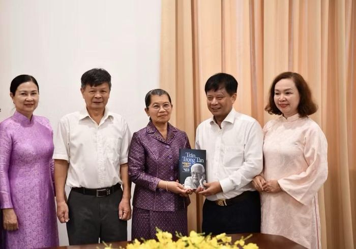 Ông Trần Trọng Dũng (thứ 2 từ phải qua), Phó Chủ tịch Hội nhà báo Việt Nam, con trai của ông Trần Trọng Tân, thay mặt gia đình tặng cuốn sách của cha mình cho bà Samdech Men Sam An - Phó Chủ tịch Đảng Nhân dân Campuchia