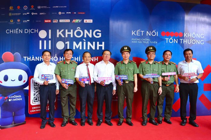 Các đồng chí lãnh đạo tại Lễ phát động chiến dịch "Không một mình - Kết nối không tổn thương" năm 2026 ở Trường THPT Mạc Đĩnh Chi