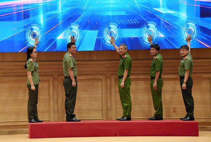 Các đồng chí lãnh đạo và đại biểu thực hiện nghi thức tại buổi lễ ra mắt