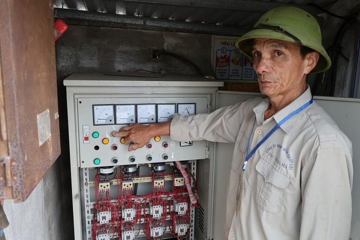 Nhân viên thủy lợi của Công ty TNHH MTV Bắc sông Mã kiểm tra hệ thống vận hànhh của cống bơm nước.