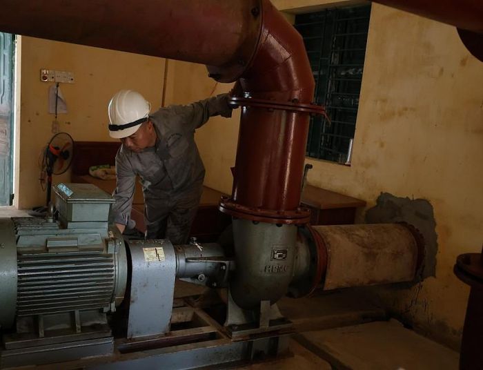 Hệ thống máy bơm nước luôn được nhân viên kiểm tra kĩ lưỡng để phục vụ việc lấy nước tưới tiêu