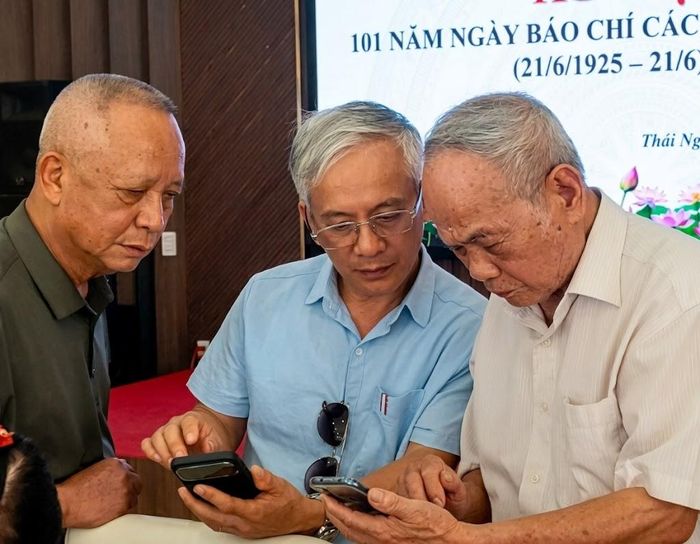 Những nhà báo hưu nhưng không nghỉ ở Thái Nguyên. Ảnh NT