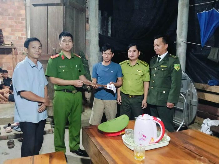 Vườn quốc gia Bạch Mã phối hợp với Công an xã và các thôn tuyên truyền tận nhà, nâng cao ý thức người dân vùng đệm trong công tác quản lý, bảo vệ rừng, góp phần gìn giữ tài nguyên thiên nhiên.