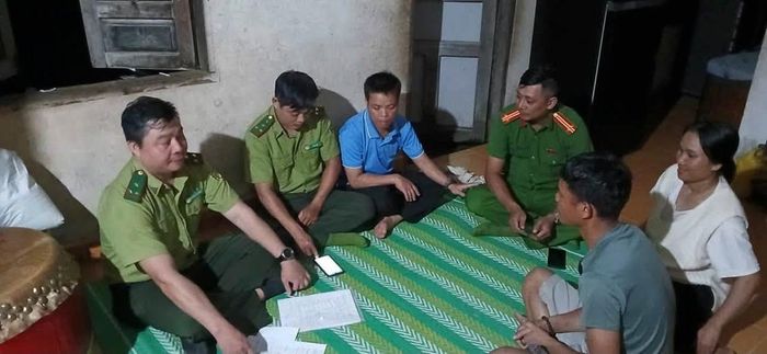Vườn quốc gia Bạch Mã phối hợp với Công an xã và các thôn tuyên truyền tận nhà, nâng cao ý thức người dân vùng đệm trong công tác quản lý, bảo vệ rừng, góp phần gìn giữ tài nguyên thiên nhiên.