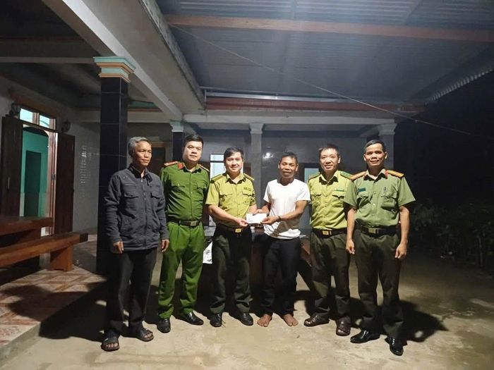 Vườn quốc gia Bạch Mã phối hợp với Công an xã và các thôn tuyên truyền tận nhà, nâng cao ý thức người dân vùng đệm trong công tác quản lý, bảo vệ rừng, góp phần gìn giữ tài nguyên thiên nhiên.