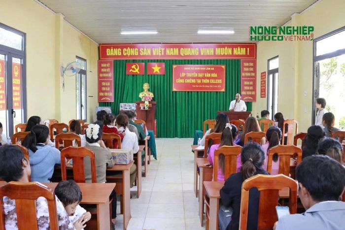 Lớp truyền dạy văn hóa cồng chiêng