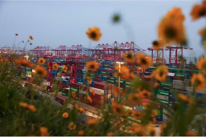 Tăng trưởng kinh tế của Trung Quốc phục hồi mạnh mẽ trong quý 3. Ảnh: Reuters