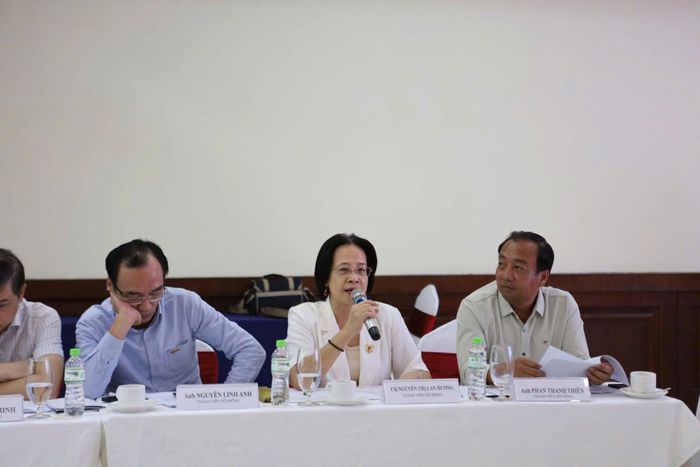 Các thành viên Hội đồng thảo luận