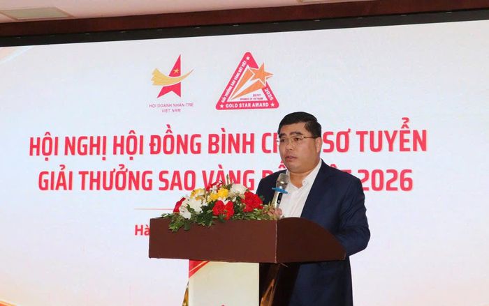 Ông Phan Tấn Đạt, Phó Chủ tịch VYEA, Phó Chủ tịch Hội đồng Giải thưởng Sao Vàng đất Việt 2026 phát biểu tại hội nghị
