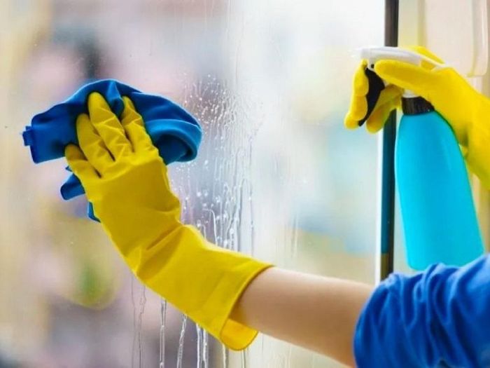Việc lau cửa sổ kính sẽ trở nên đơn giản hơn với dung dịch muối trộn kem đánh răng.