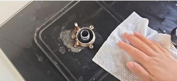 Việc vệ sinh bếp sau khi nấu ăn đơn giản hơn với dung dịch muối và kem đánh răng.