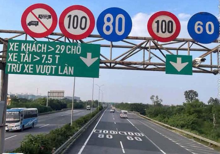 Công tác tổ chức lắp đặt biển báo, sơn giới hạn tốc độ trên mặt đường cơ bản hoàn tất.