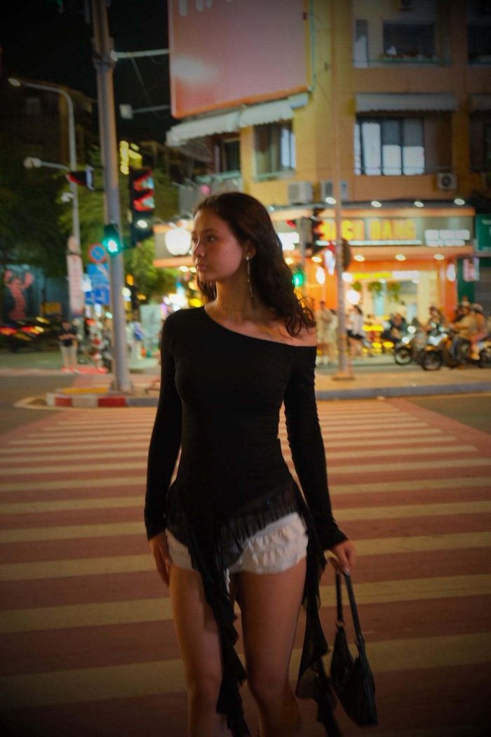 Trong thời gian thi đấu, cô từng giành chức vô địch và ngôi á quân tại giải Thể thao các trường Pháp ngữ khu vực châu Á - Thái Bình Dương. Lisa còn sở hữu chứng chỉ trọng tài rugby cấp quốc gia của Pháp.