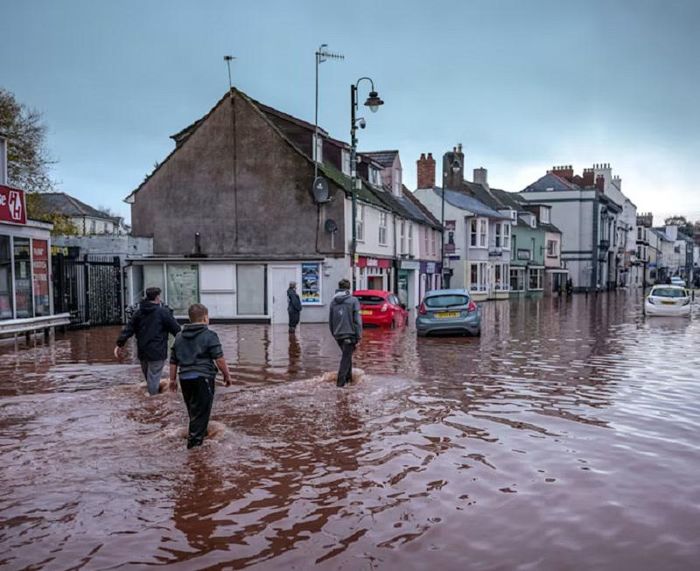 Đường phố xứ Wales ngập úng sau mưa lớn dưới tác động El Nino lên mùa đông ở bắc bán cầu. (Ảnh: Getty Images)