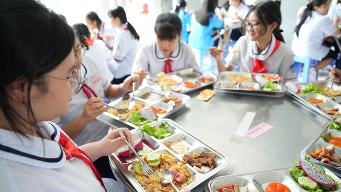 Bữa ăn học đường an toàn cần sự chung tay của nhiều bên. (Ảnh: SATRA)