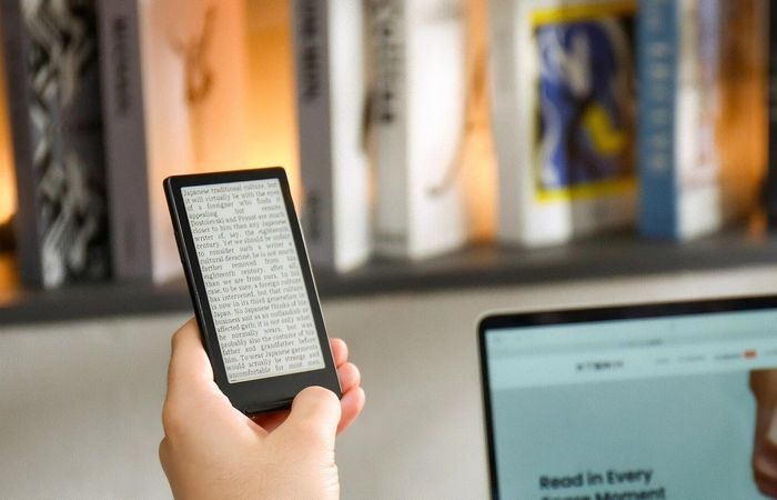 Máy đọc sách kích thước nhỏ có thể bỏ gọn vào túi quần, túi xách hoặc gắn lên lưng điện thoại.