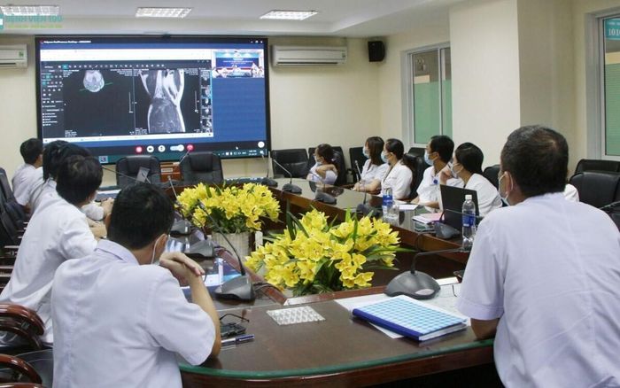 Khám, chữa bệnh từ xa đưa y tế chất lượng cao đến gần người dân vùng khó (Ảnh: BV ĐH Y Hà Nội)