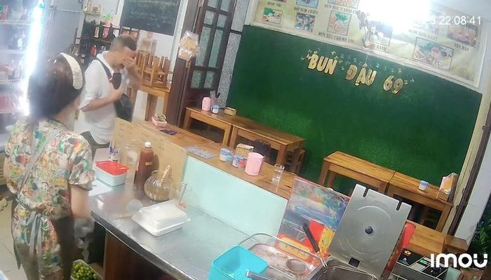 Anh Tây khóc khi nhận được món quà bất ngờ từ chủ quán. (Ảnh chụp màn hình)