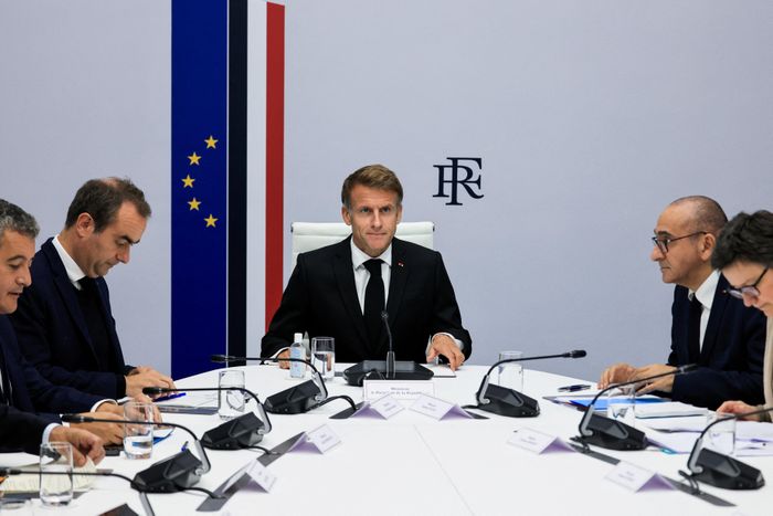 Tổng thống Pháp Macron và các quan chức họp.