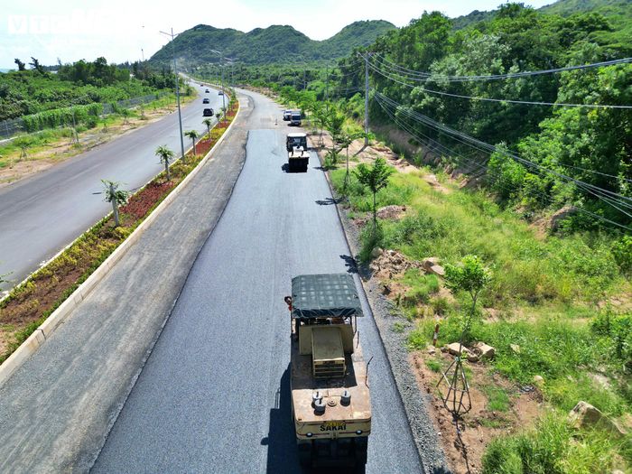 Cách đèo Nước Ngọt khoảng 2 km, không khí thi công tại công trường vẫn khẩn trương.