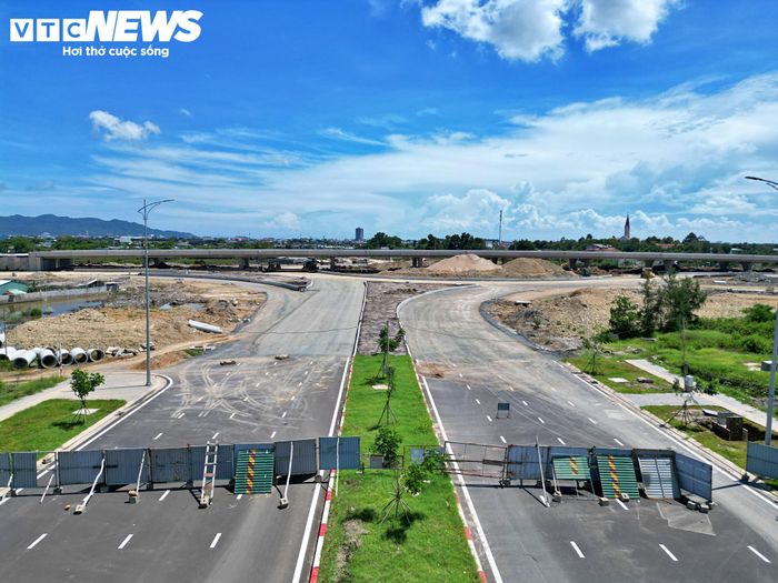 Tuy nhiên, do chưa được kết nối đồng bộ với các đoạn tuyến liên quan, đơn vị thi công vẫn bố trí rào chắn, chưa cho phương tiện lưu thông qua khu vực này.