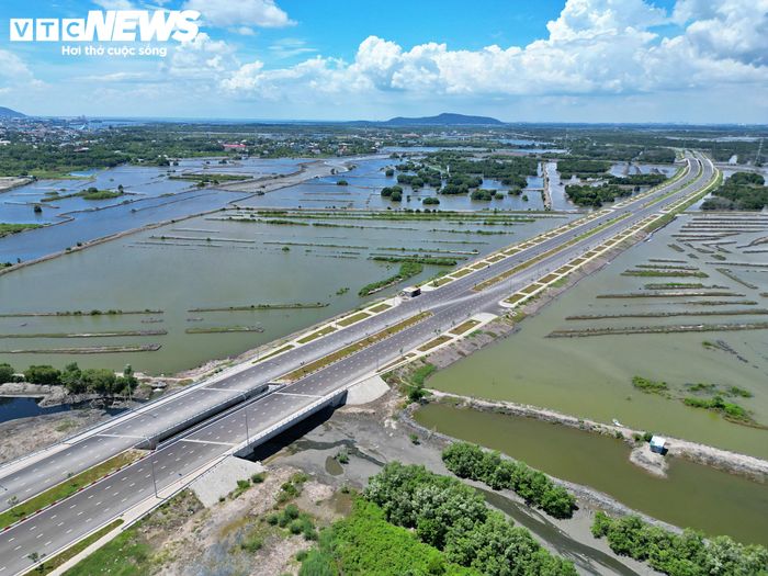 Hình ảnh đoạn đường uốn lượn xuyên qua khu vực đầm lầy, kết nối với cầu Cửa Lấp, đã cơ bản hoàn thiện. 