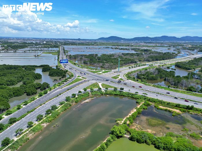 Tuyến đường ven biển ĐT994 có chiều dài khoảng 76,8 km, điểm đầu tại xã Long Sơn và điểm cuối tại xã Bình Châu, giáp xã Sơn Mỹ, tỉnh Lâm Đồng. Trong hình là điểm đầu của dự án. 