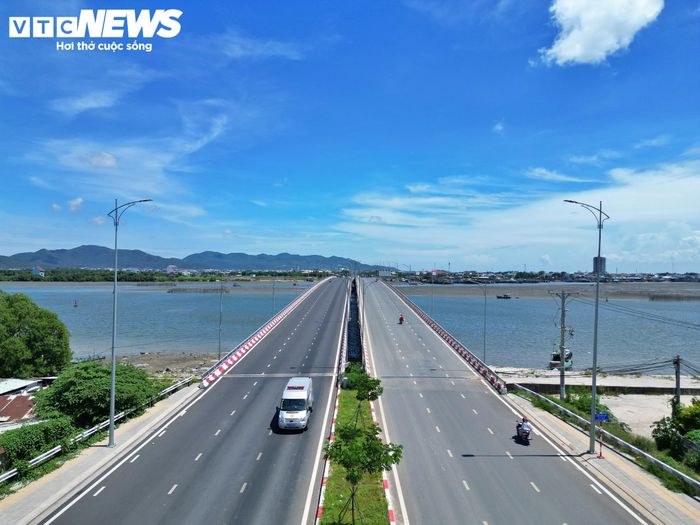 Công trình cầu Cửa Lấp 2, dài 721m, rộng 12,5m, được xây mới song song với cầu hiện hữu, đã thông xe ngày 19/4/2025. Đây là một trong những hạng mục góp phần tăng năng lực kết nối giao thông trên tuyến ven biển.